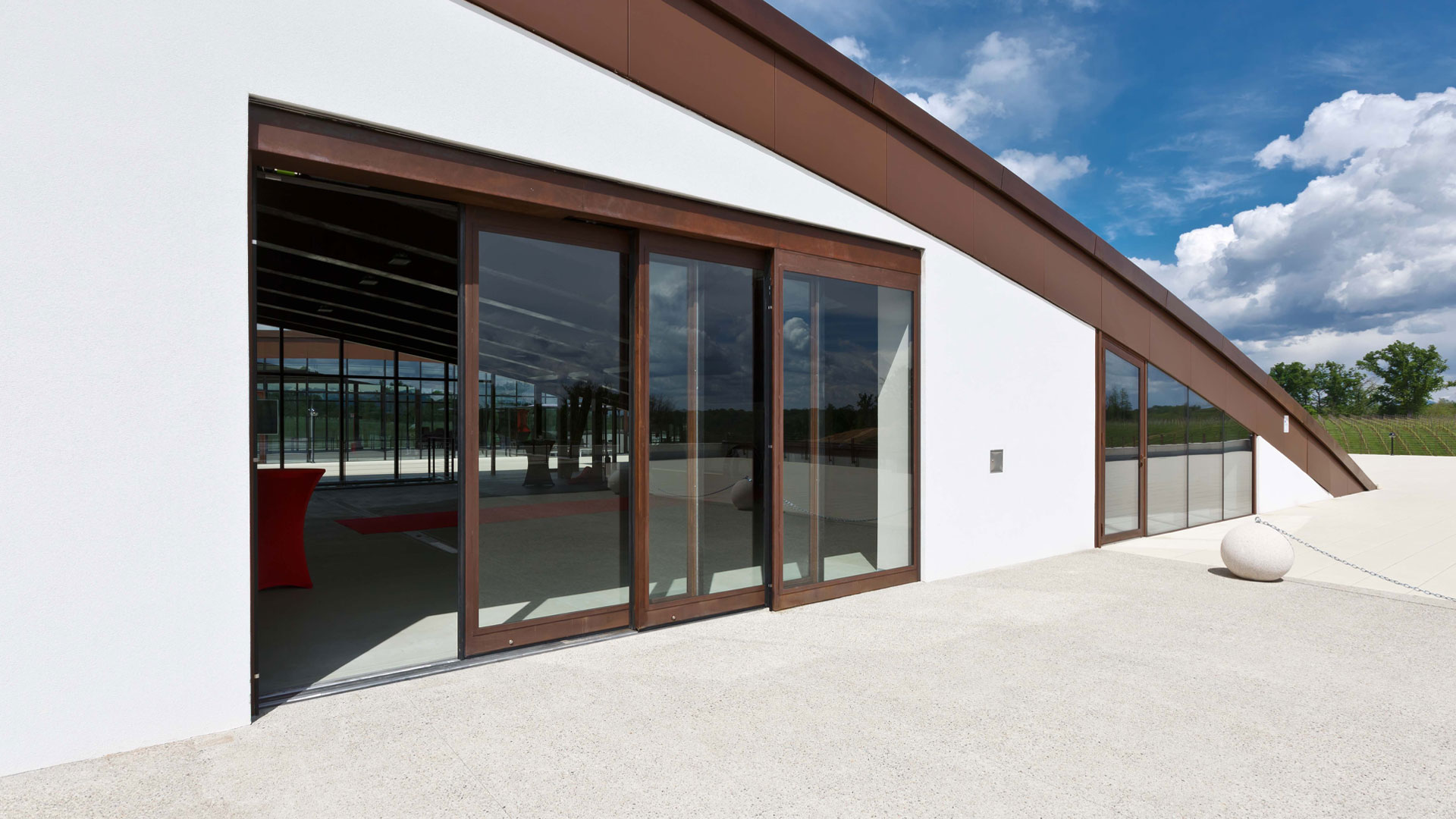 Moderne automatische glazen schuifdeur in een architectonische gevel